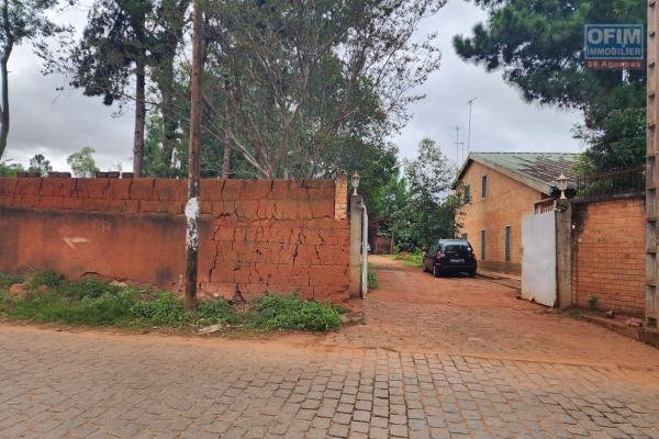 &Agrave; vendre une Maison de type F5, environnement r&eacute;sidentiel, calme et s&eacute;curis&eacute;. Acc&egrave;s facile, proximit&eacute; de la nouvelle rocade a&eacute;roport Ivato et Ambohitrimanjaka. ( Contact rapide Mr Jacky  )