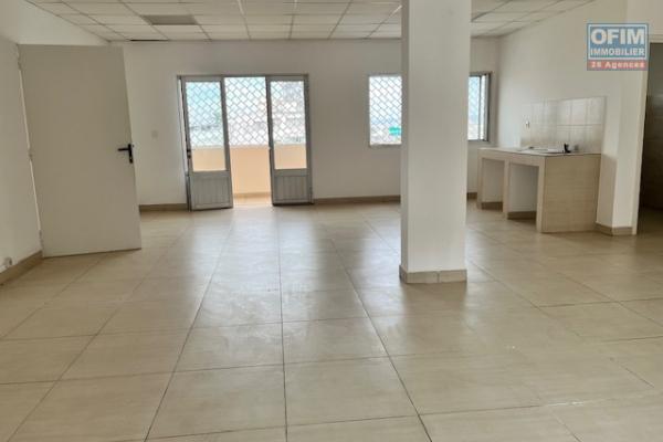 Des bureaux d'environ 100m2 chacun à Antsahavola ( CONTACT LALAINA 034 08 583 76 )