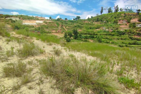 A vendre, terrain 1700 m2, bord de route sur Ilafy ( contact Felana)