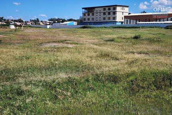 TERRAIN PLAT AVEC CLOTURE DE 1 000 m2 À VENDRE - AMBOHIDRATRIMO. Contact rapide Mr Jacky +261 34 02 443 04
