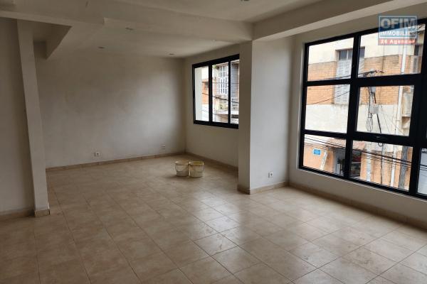 A LOUER - Local professionnel avec rooftop Antaninandro