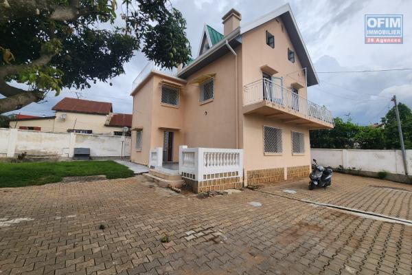 &Agrave; louer villa &agrave; &eacute;tage de type F7 se situe &agrave; Mamamba Ambohibao  non loin de l&rsquo;&eacute;cole primaire fran&ccedil;aise C. Contact Mr Jacky