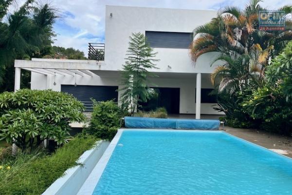 Une villa F6 avec piscine à Ambatobe