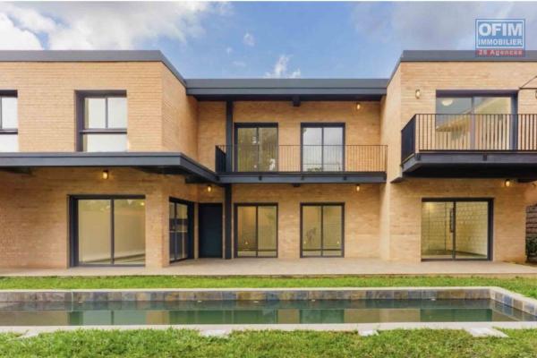 A louer, magnifique villa F5 +, neuve avec piscine sur Ambatobe  (contact Felana)