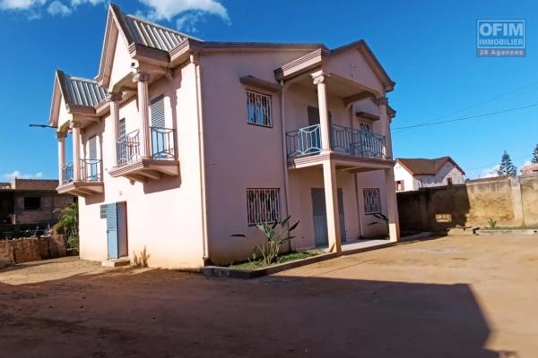 A louer, grande maison F6 &agrave; &eacute;tage avec grand parking &agrave; Antanandrano Ambohitrarahaba