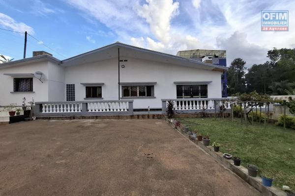 A vendre, grande villa F6 sur 1000 m2 de terrain dans le quartier résidentiel d'Anosy Avaratra- Antananarivo