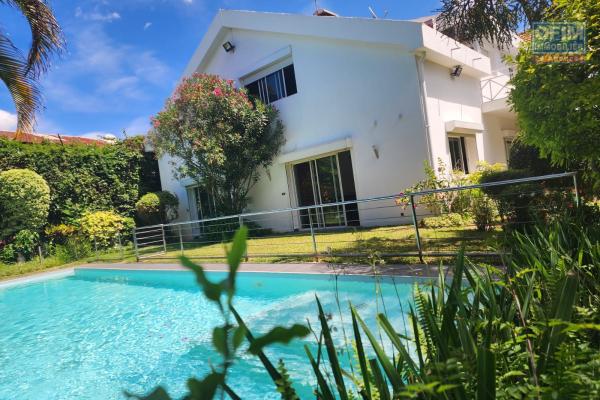 &Agrave; LOUER - Villa de standing F6 avec piscine &agrave; Ambohibao.