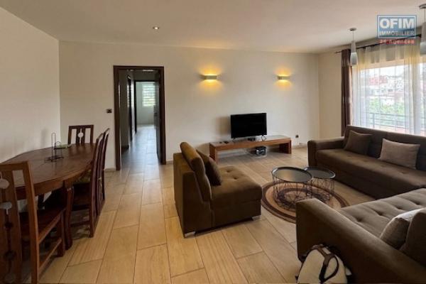 Un appartement T4 meubl&eacute; dans une r&eacute;sidence s&eacute;curis&eacute;e &agrave; Analamahitsy