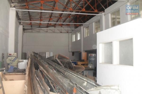 A louer entrepôt de 355m2 sur 2 niveaux dans une zone commerciale à ANKORONDRANO