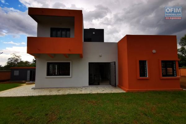 A louer, une villa moderne &agrave; &eacute;tage F4 sur 700 m2 de terrain &agrave; Ivato