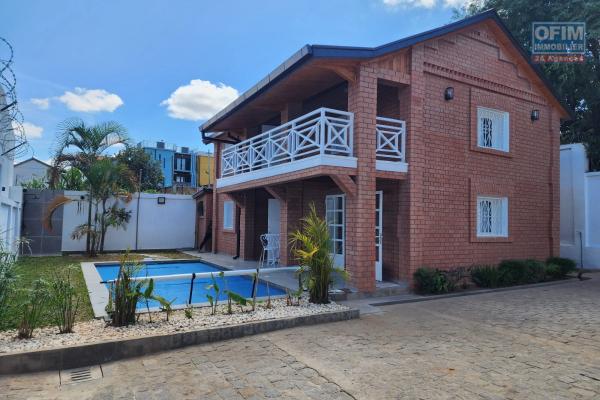 A LOUER - SUPERBE VILLA T4 MEUBLEE DE STYLE TRADITIONNELLE AVEC PISCINE CHAUFFEE A AMBOHIBAO