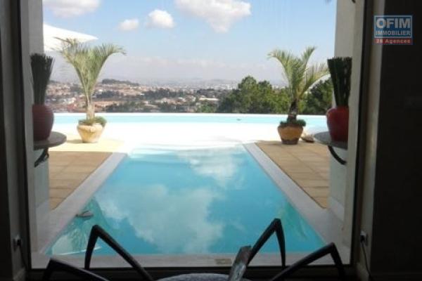 Une villa F7 avec piscine à débordement sur la hauteur d'Ambatobe