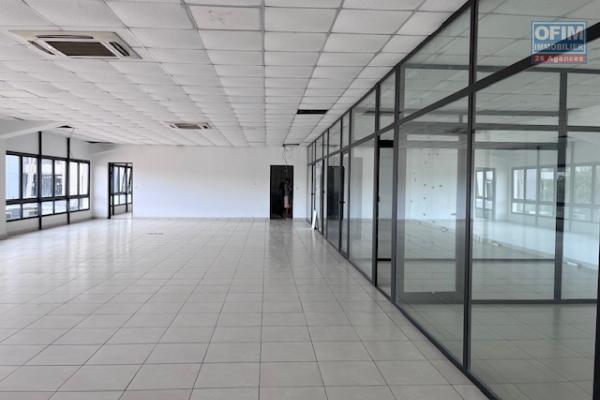 Un grand local professionnel de 1 287m2 au R+1 &agrave; Alarobia