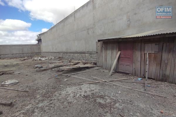A vendre, terrain 600 m2 cl&ocirc;tur&eacute;, en deuxi&egrave;me plan, accessible camion &agrave; Anosibe Antananarivo