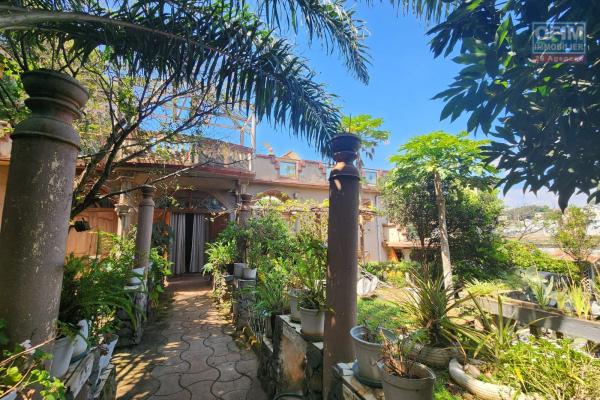 A VENDRE - Une propri&eacute;t&eacute; avec 2 maisons &agrave; r&eacute;nover &agrave; Antanetibe Ivato pr&egrave;s de PAON D'OR
