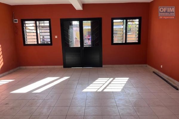 Un bâtiment pour un local commercial à Ambatolampy Tsimahafotsy