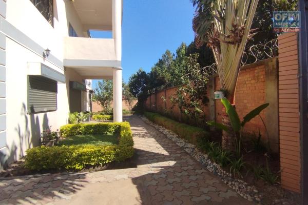 A vendre, villa à étage F5 sur 432 m2 de terrain à Ambatolampy Tsimahafotsy