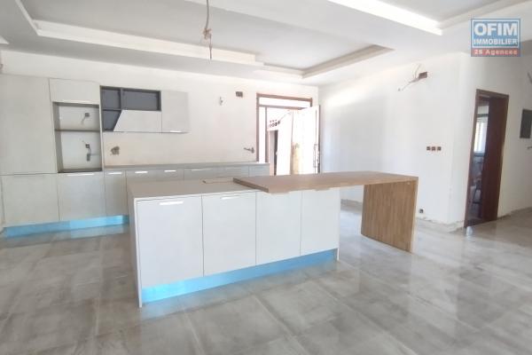 A vendre, villa moderne &agrave; &eacute;tage F11 avec piscine, en cous de finition sur Ilaivola Ivato- Antananarivo