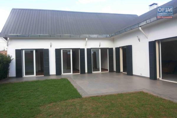 Une villa F5 avec jardin &agrave; Ambatobe