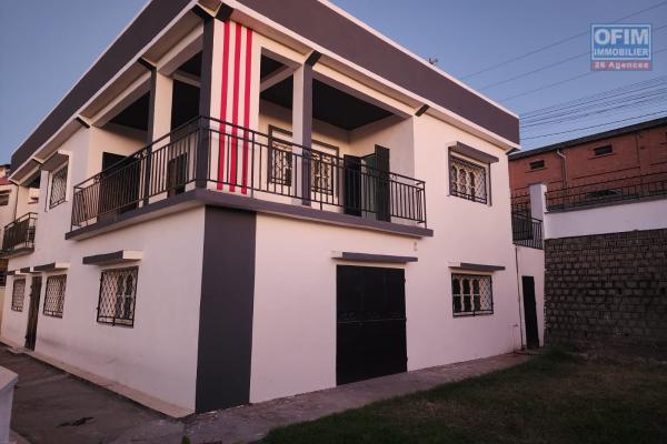 A VENDRE - UNE MAISON A ETAGE RENOVEE DE TYPE F9 BORD DE ROUTE PAVEE SITUEE A ANDRANORO AMBOHIBAO