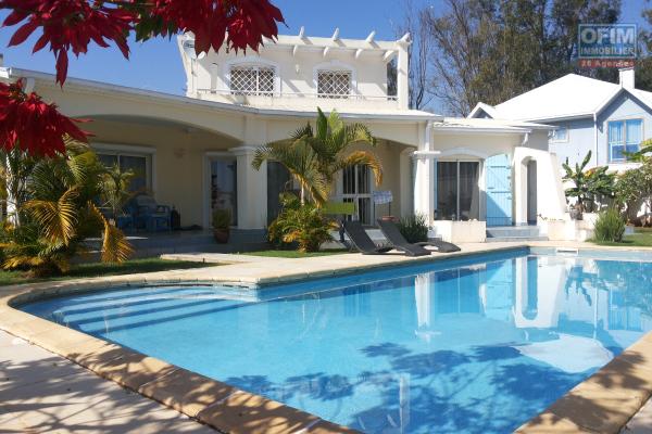 A louer une villa F6 semi meublée avec piscine à 5mn à pied du Lycée Français Ambatobe