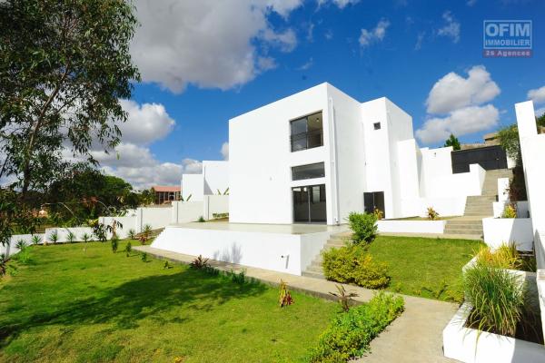 Vente d'une villa F4 neuve d'architecture moderne sur un terrain de 1 259 m2 &agrave; Ilafy Antsapandrano