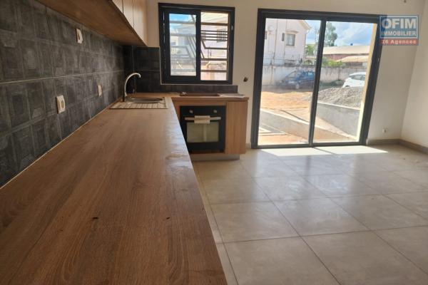 A louer un spacieux appartement F1 avec un jardin privatif dans un immeuble neuf de standing à proximité immédiate des commodités situé à Talatamaty