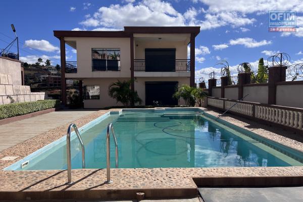 A louer deux grandes villas avec piscine à Antsobolo Ambatomaro