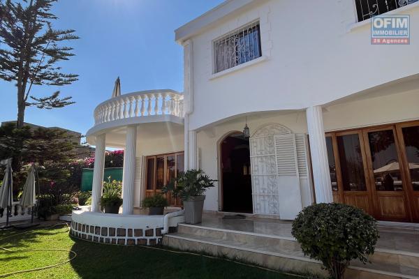 Une villa F4 semi meublée avec jardin à Alasora