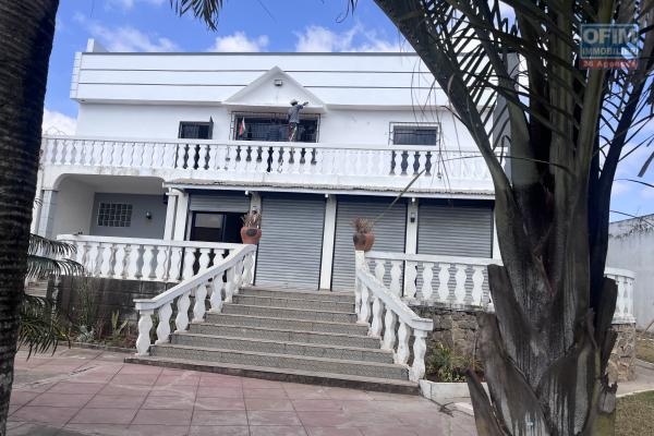 Une villa F5 &agrave; &eacute;tage avec vue d&eacute;gag&eacute;e &agrave; Talatamaty Faralaza