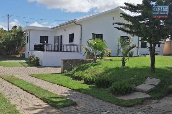 A vendre une magnifique villa basse T4 implant&eacute;e sur un vaste terrain de 1 000 m2 bord de route principale situ&eacute;e &agrave; Ambohibao &agrave; proximit&eacute; imm&eacute;diate de l'a&eacute;roport et l'&eacute;cole primaire fran&ccedil;aise C
