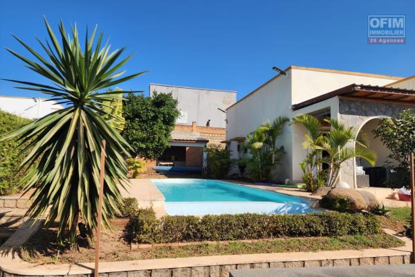 A louer magnifique villa de plain-pied F4 semi-meublée avec piscine et belle vue dégagée à Ambatobe Manazary