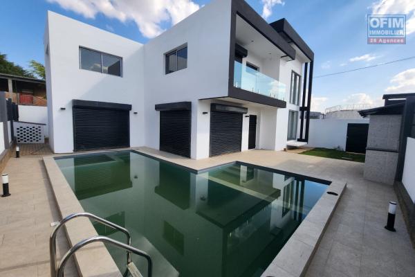 A louer superbe villa neuve de standing type F5 avec piscine à Mandrosoa Ivato