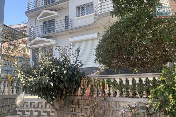 Une maison F8 sur 3 niveaux à Analamahitsy