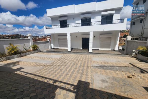 A vendre une superbe villa neuve &agrave; &eacute;tage type F6 facile d'acc&egrave;s &agrave; quelques minute de By Pass situ&eacute; &agrave; Alasora