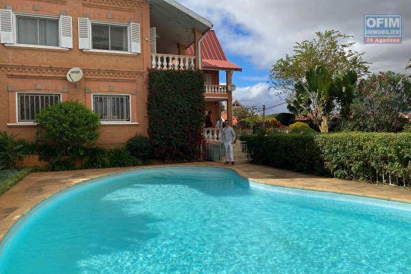 Une villa F6 de type traditionnel avec piscine à Ambatobe