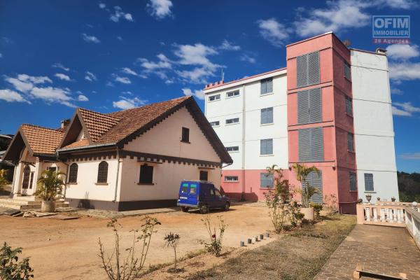 A louer une grande propriété de 3 000 m2 avec immeuble de R+3 et villa F9 idéale pour activités professionnelles, commerciales ou centre de loisir située à Sabotsy Namehana à 20 mn de l'aéroport Ivato via la rocade de Tsarasaotra