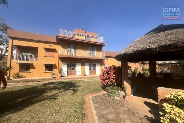 &Agrave; LOUER &ndash; Grande villa semi-meubl&eacute;e avec studio &agrave; Soamananety Ambohidratrimo.