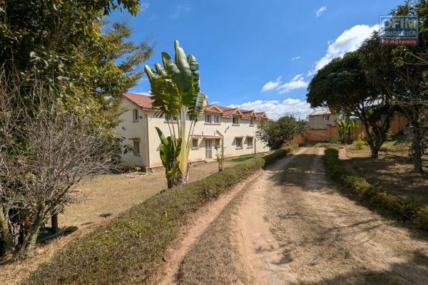 OFIM met en vente une magnifique villa &agrave; &eacute;tage type F6 avec vue panoramique sur le lac de Mamamba dans un cadre exceptionnel pour une vie de confort situ&eacute;e &agrave; Ambohibao proximit&eacute; de l'&eacute;cole primaire fran&ccedil;aise C et centre commercial LEADER PRICE