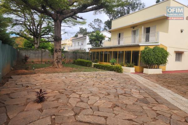 A louer une villa F6 avec vue imprenable sur le lac d'Andranotapahana, à proximité immédiate la nouvelle rocade Ambohitrimanjaka - Ivato et la route principale RN4, située à Amboropotsy Talatamaty