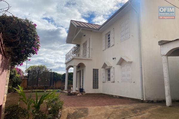 Location d'une villa F6 avec piscine à Antanetibe Ambatobe