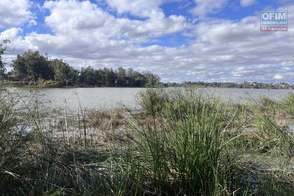 Vente de terrain de 1 525m2, 3 999m2 et  de 4 186m2 pied dans l'eau &agrave; Ambohibao