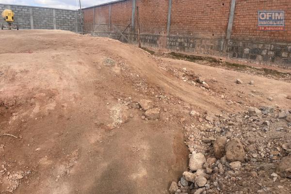 Vente d'un terrain de 1 500m2 sur la route de la Francophonie près Akoor Digue