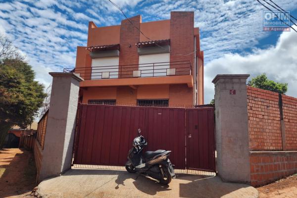 A louer une maison &agrave; &eacute;tage de type F6 situ&eacute;e &agrave; Ambohijanahary Ambohibao &agrave; 1&agrave; minute de l'a&eacute;roport Ivato et l'&eacute;cole primaire Fran&ccedil;aise C Ambohibao