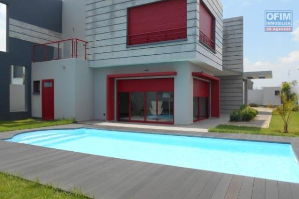 Une villa F4 avec piscine sécurisée à Ankadimbahoaka