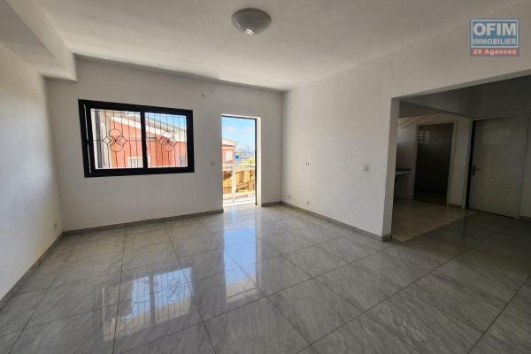 A louer un appartement fraichement construit type T3 situé à Andoharanofotsy dans un quartier résidentiel, calme et sécurisé avec accès facile en pavé