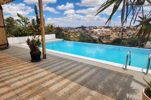 A louer superbe villa F5 meublée de standing avec piscine à Ilafy Rova, à proximité de la nouvelle route reliant Ilafy et Tasarasaotra et à 20 minutes du lycée Francais Ambatobe