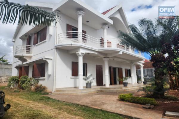 A vendre une spacieuse villa à étage F6 bâti sur un terrain de 1020 m2 à Ambohibao dans un quartier résidentiel