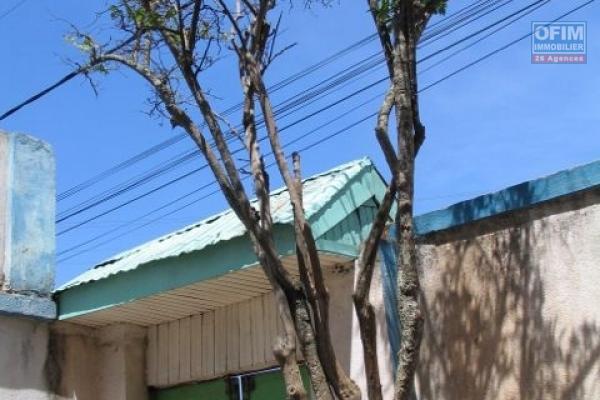 Maison à raser ou à rénover entièrement dans le quartier d'Ankaditapaka, à 20 m de la route accessible via un escalier