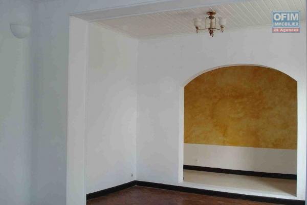 A louer villa F4 à deux pas du centre ville à Ambohidahy Antananarivo